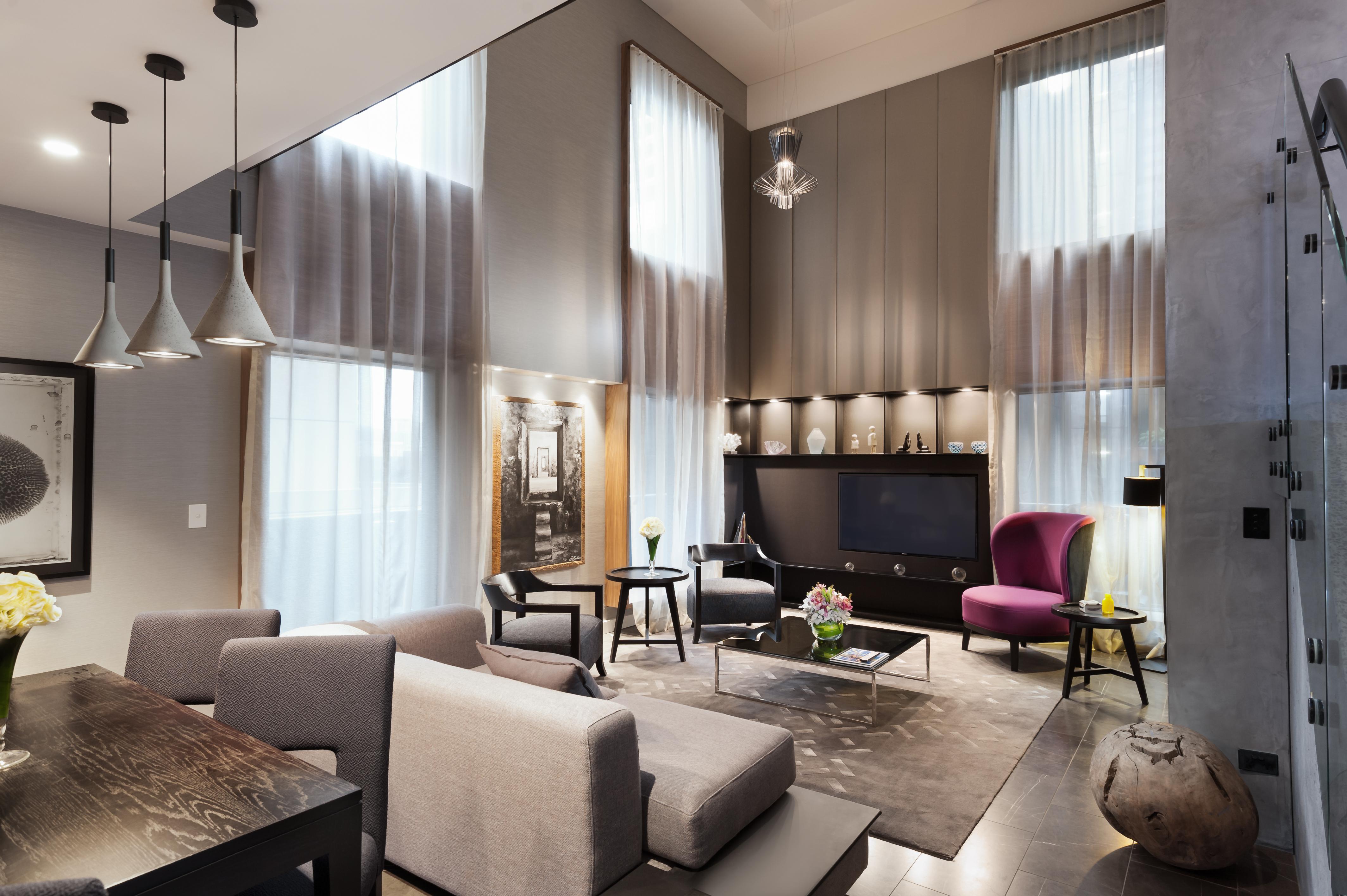 Stamford Plaza Melbourne Hotel Eksteriør billede The photo shows a stylish and modern living room with high ceilings and large windows that allow natural light to brighten the space. The room features a mix of contemporary furniture, including a light gray sofa and a sleek coffee table in the cente